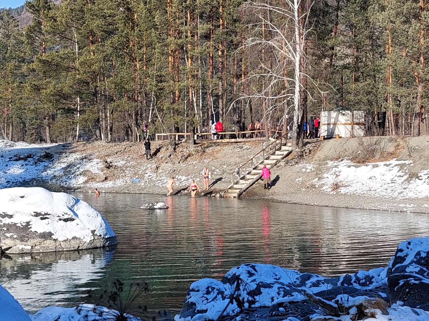 Голубые глаза Катуни и особенности зимнего пляжного сезона на Алтае ...