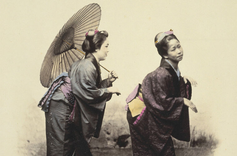 Две женщины с зонтиком. Япония второй половины XIX века