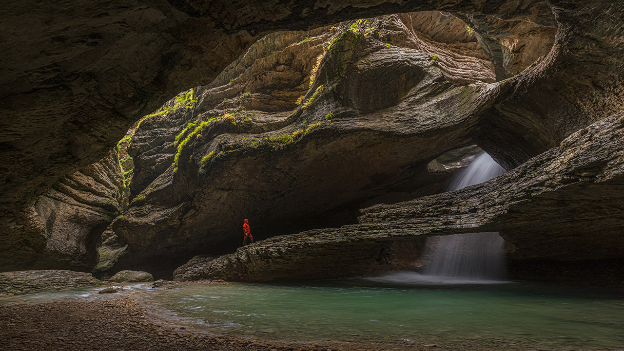 Республика Дагестан, Гунибский район, Салтинская пещера (т.н. подземный Салтинский водопад ).