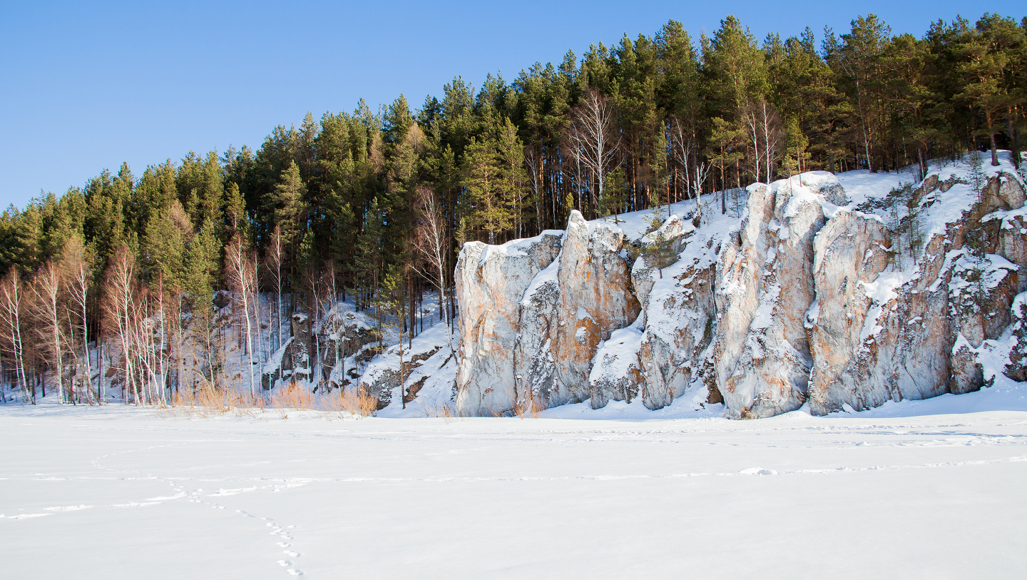 У подножия Арининой горы на берегу речки Архиповки находится этнографический музей под открытым небом «Парк истории реки Чусовой»