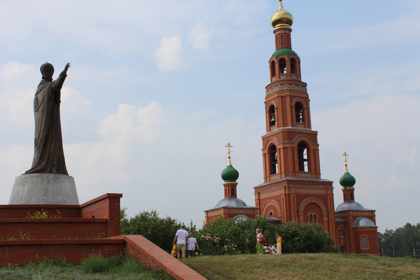 Колокольня с приделами  и статуя Николая Чудотворца