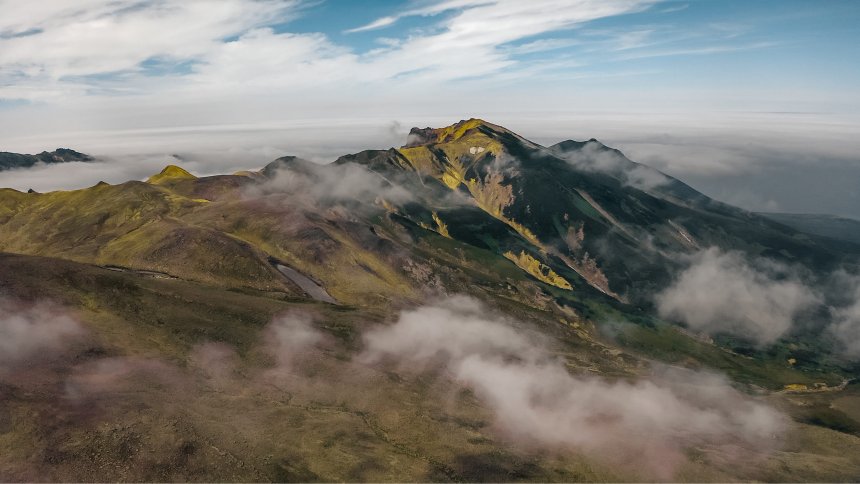 Горы выше облаков при подъеме на вулкан Эбеко -  