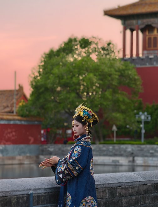 Девушка на фоне Запретного Города. Пекин - Максим