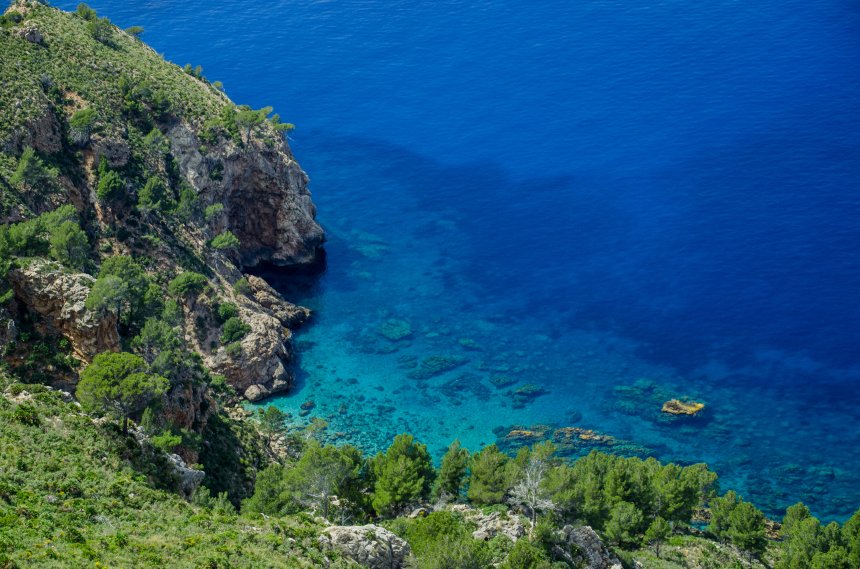 Это не фотошоп. Это настоящий цвет морской воды -  
