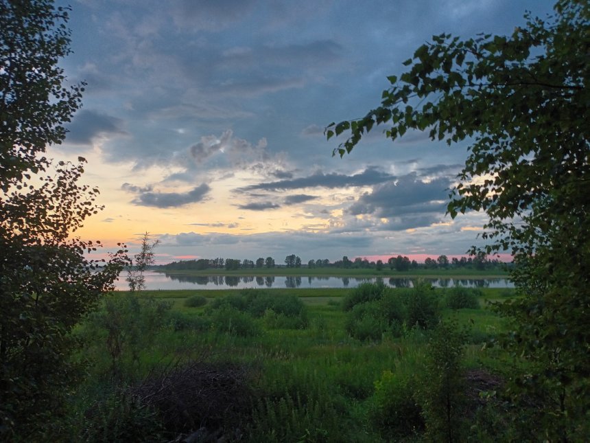 Тишина у реки на закате -  