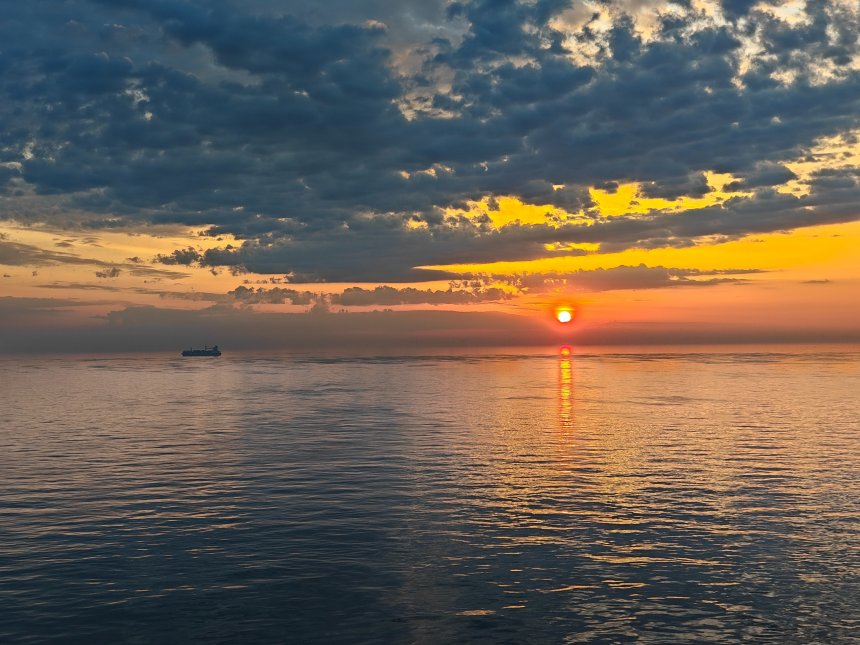 Рассвет в море - Sunset at sea - Павел