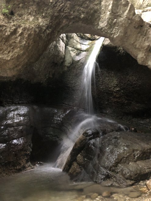 Водопад «Кольцо» — это уникальный водный объект, расположенный в Северной Осетии — Алании, в верховьях селения Горный Карца Алагирского района. - Равида