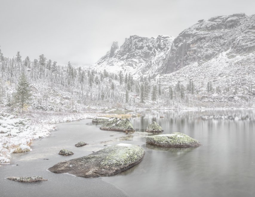 Камни маленького озера -  