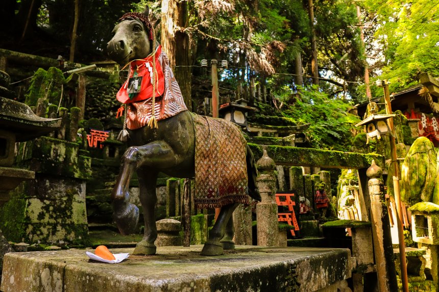 Статуя священной белой лошади. The statue of the sacred white horse. -  