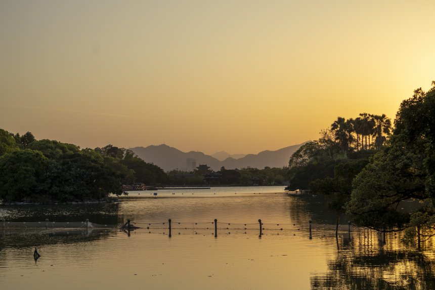 Остров на реке Оу на закате -  
