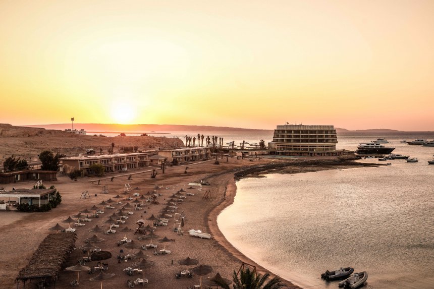 Золотой дельфин. Один день дайвера. Golden Dolphin.  One day in the life of a diver. -   (1/8)