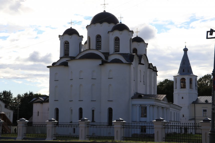 Путешествие с мамой и бабушкой в Новгород -   (1/8)