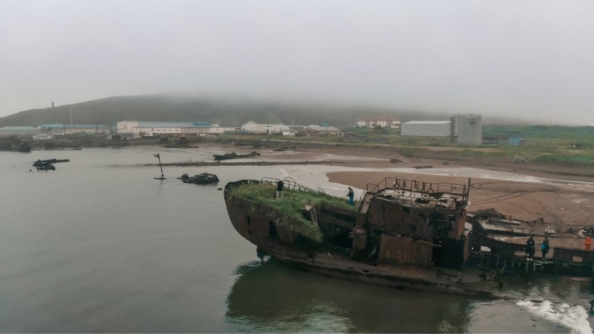 Заброшенные японские корабли на острове Парамушир -  