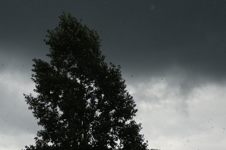 Чернеет и грозится -  