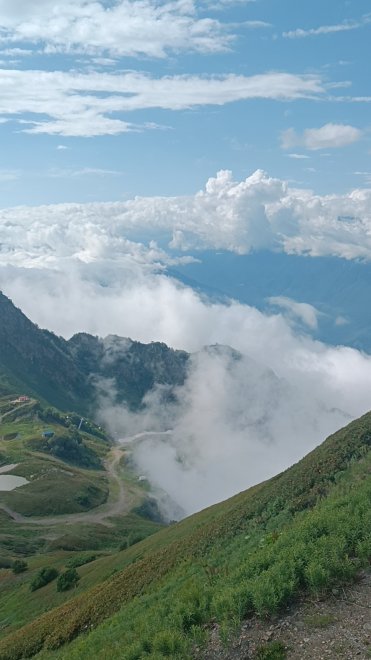 Горы.Полет над облаками. -  