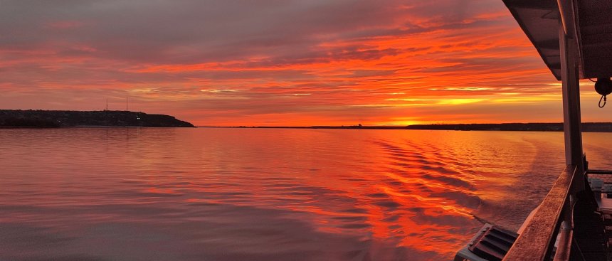 Волга в объятиях заката - Максим