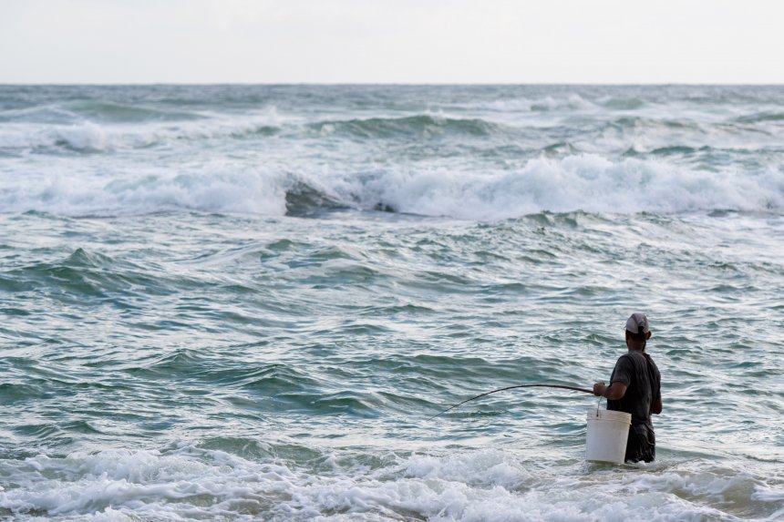 Рыбак в океане. - Артем
