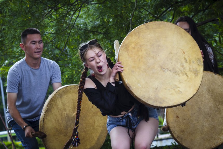 Отгоняя злых духов - Дмитрий Уткин