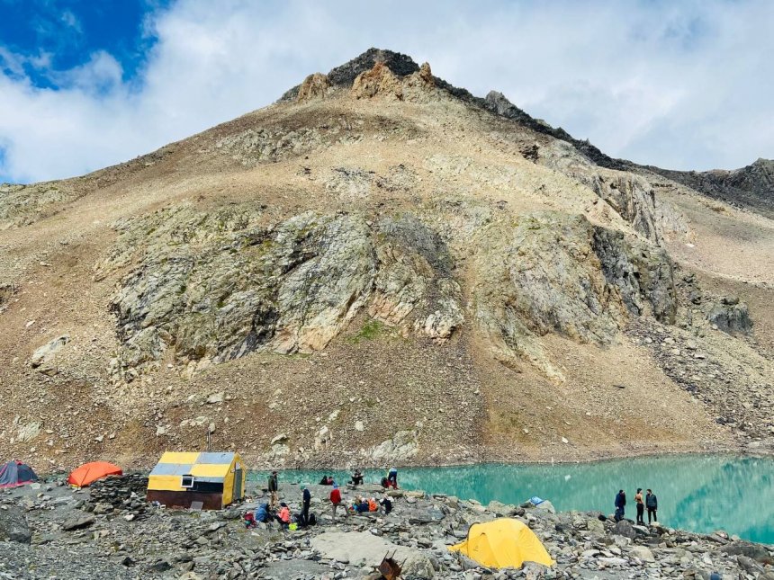 Домик геологов у подножия Актру. -  
