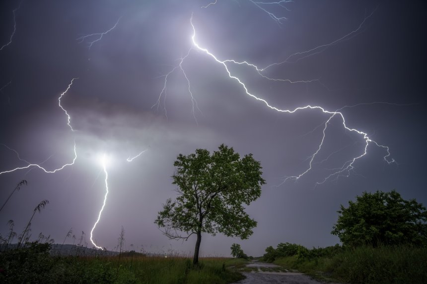 Во власти стихии - Антон Комлев