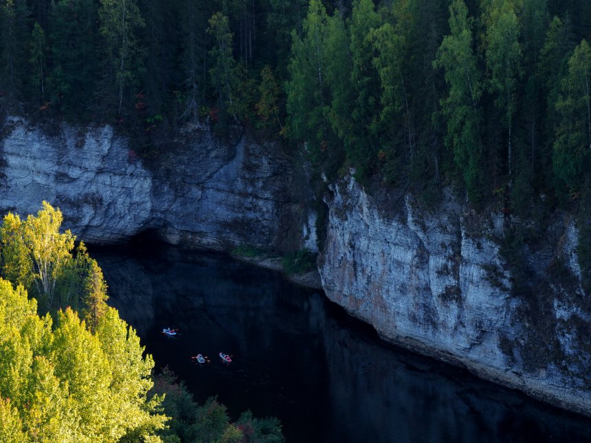 Под тенью каменной стены -  
