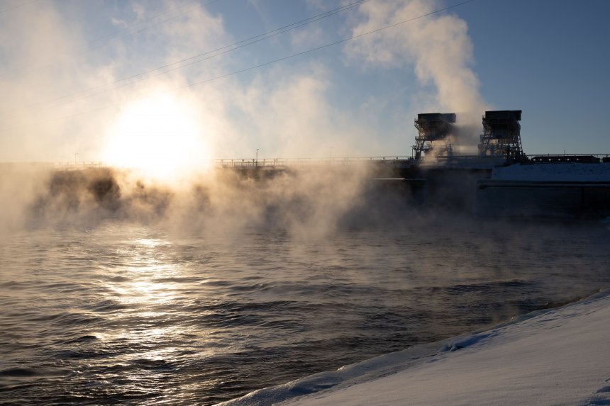 Иваньковская ГЭС в лучах закатного январского солнца -  