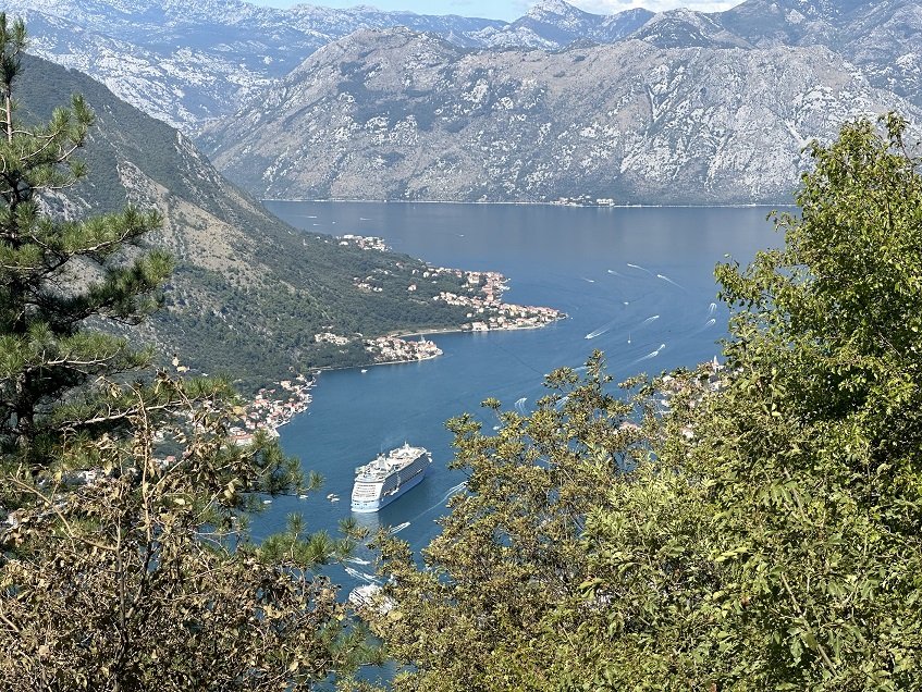 Которский залив в Черногории -   (1/3)