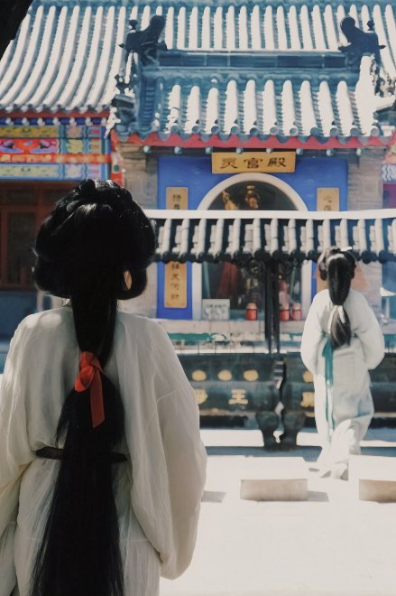 Утро в буддийском храме -  