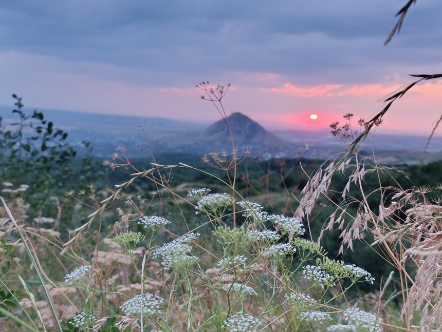 Закат над Шелудивой: Симфония красок в сердце Кавказских Минеральных Вод - Людмила Семенчук